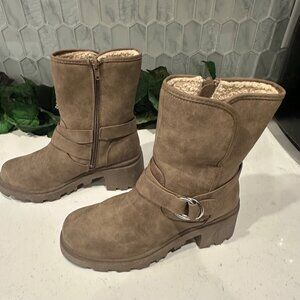 Womens 9.5 Nikeeta Taupe Mid-Calf Boots With Faux Shearling Lining & Buckle Acce